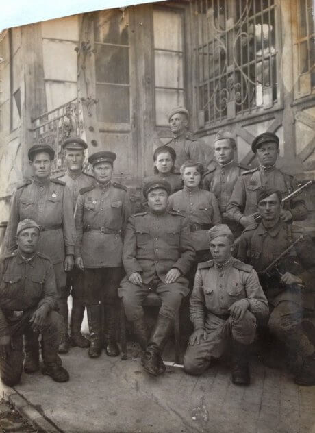 Гаврил Скурихин, отец Николая, стоит второй слева. В центре сидит «хозяин» — полковник Шалковский