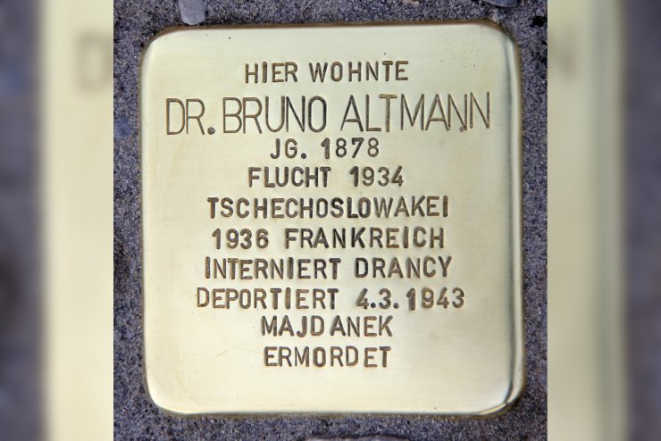 Памятная табличка на доме в Берлине, где жил Бруно Альтман. Установлена в ноябре 2018 года.