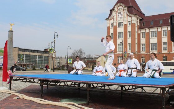Гусевские каратисты показали свои умения на фестивале городских улиц
