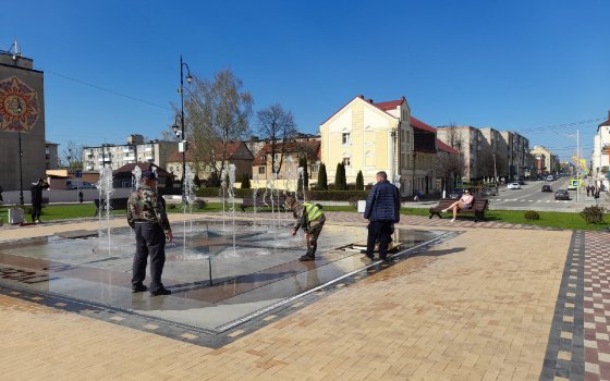 Сотрудники водоканала готовят к запуску фонтан на центральной площади