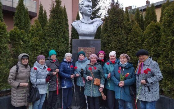 В канун Дня Победы гусевские любители скандинавской ходьбы возложили цветы к бюсту Зои Космодемьянской