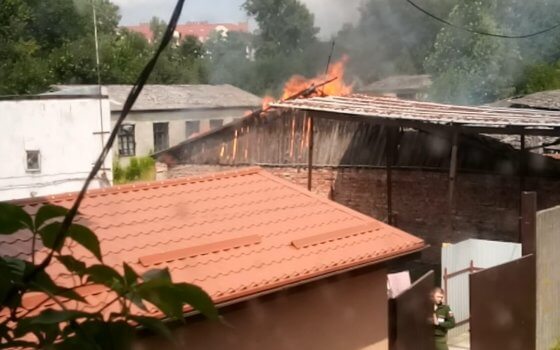 На улице Зои Космодемьянской выгорела кирпичная постройка