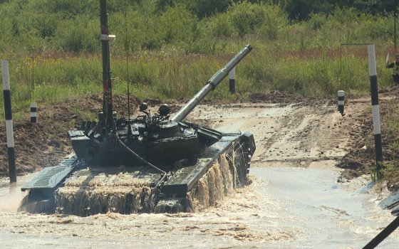 На востоке Калининградской области прошли учения экипажей бронетехники по преодолению водных преград
