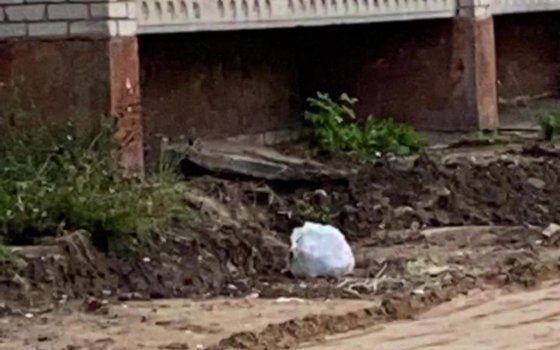 Местные власти просят не выбрасывать мусор на стройплощадку рядом с привокзальной площадью