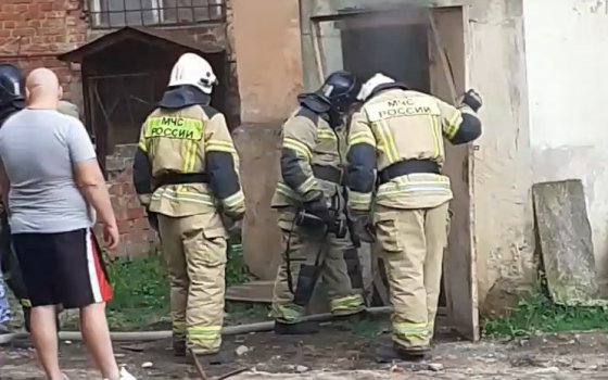 На Зои Космодемьянской в подвале жилого дома горели строительные отходы