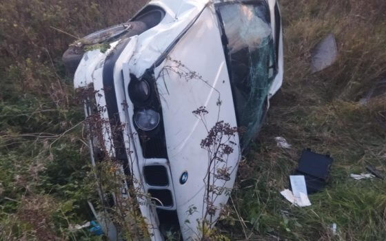 Под Гусевом автомобиль БМВ вылетел в кювет, пострадали водитель и пассажир
