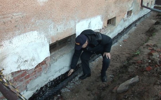 На носу зима, а фундамент голый: в Гусеве подрядчики сорвали сроки ремонта