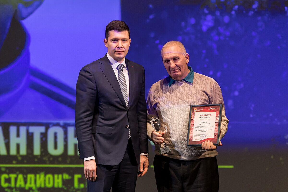 Гусевский тренер получил из рук губернатора награду «За любовь и преданность»