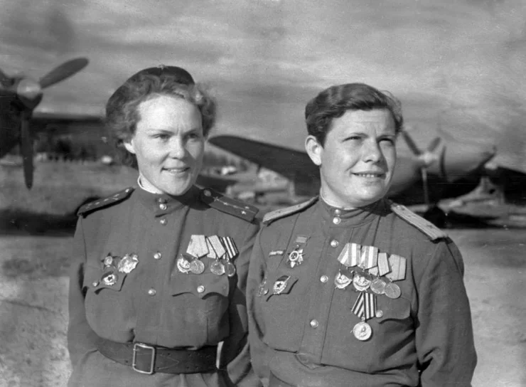 Федутенко справа со штурманом полка Валентиной Савицкой