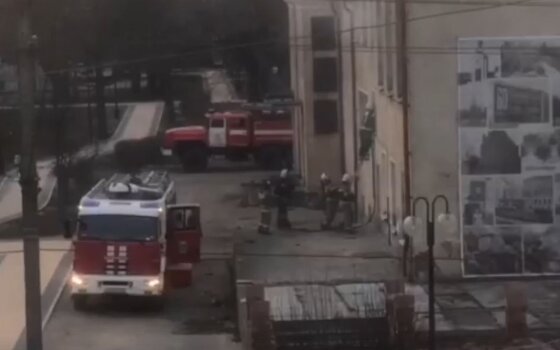 Пожарные ликвидировали возгорание в здании бывшего кинотеатра «Мир»