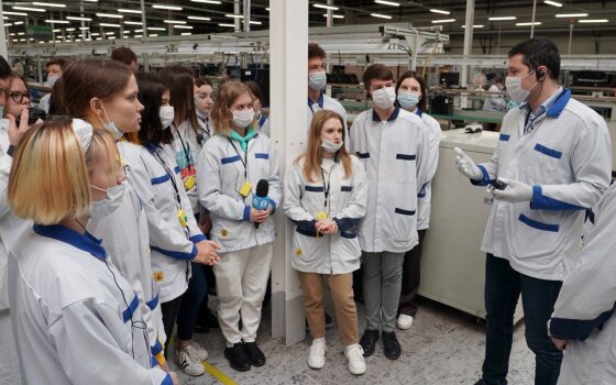 Антон Алиханов провёл экскурсию на «Технополисе GS» для участников проекта «Большая перемена»