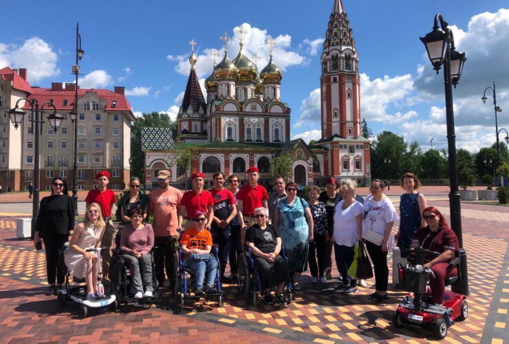 Гусев принял арт-тур для людей с инвалидностью