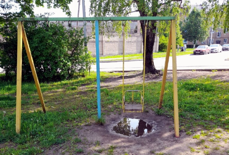 Детская площадка на Школьной не нуждается в ремонте, а на Ульяновых не соответствует стандартам