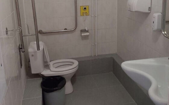 В Гусевском социально-реабилитационном центре адаптировали туалет и душевую для инвалидов