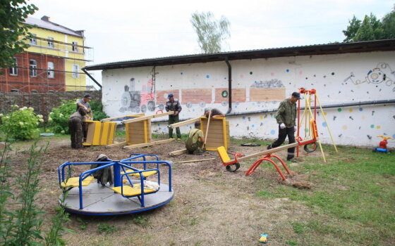 Глава городской администрации рассказал о ситуации с детскими площадками в Гусеве