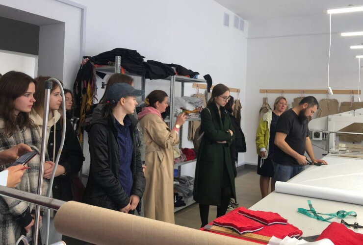 Калининградские студенты посетили швейное производство в Гусеве