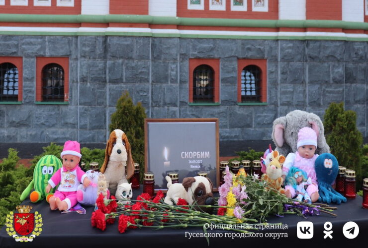 В связи с трагическими событиями в Ижевске в центре города организован стихийный мемориал