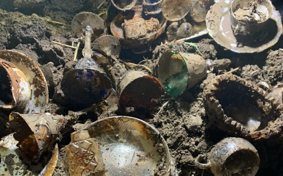 На востоке Калининградской области найден клад с керамической и стеклянной посудой