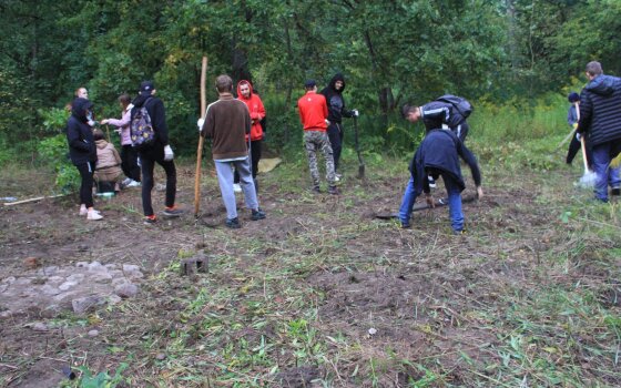 Гусевские энтузиасты обустраивают в ГРЭСовском лесу площадку для костра