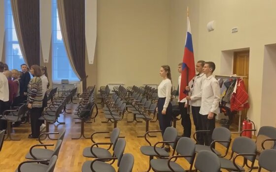 В Гусевских школах учебная неделя начинается с поднятия флага Российской Федерации