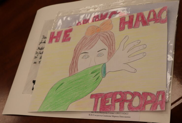 В Гусеве наградили победителей конкурсов рисунков «Нет экстремизму» и «Нет терроризму»