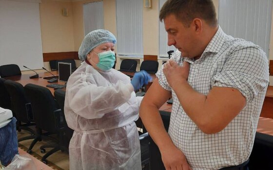 Глава городской администрации сделал прививку от гриппа и коронавируса