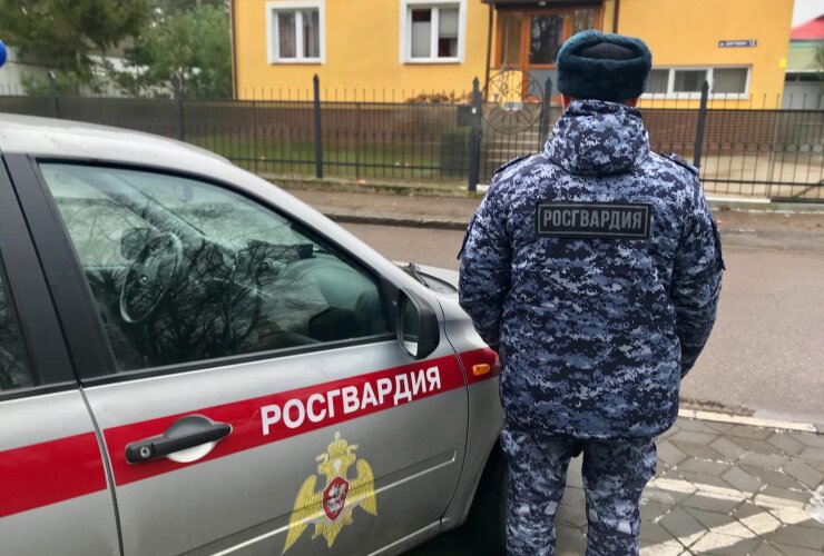 Пьяного гусевца задержали в Калининграде за разбитое окно в частном доме