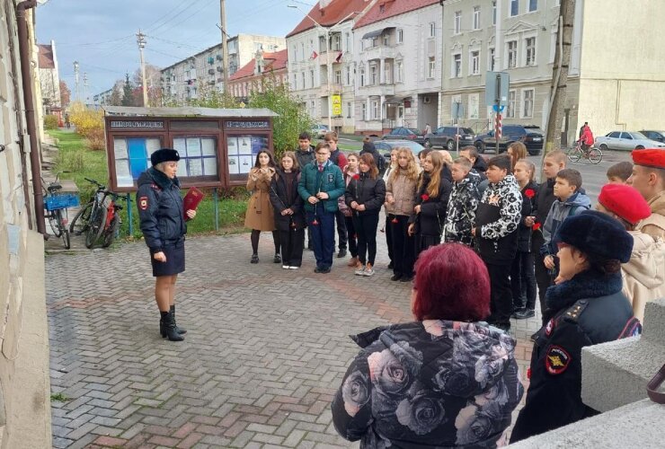 Школьники и юнармейцы возложили цветы к памятной доске полковника милиции Жиронкина