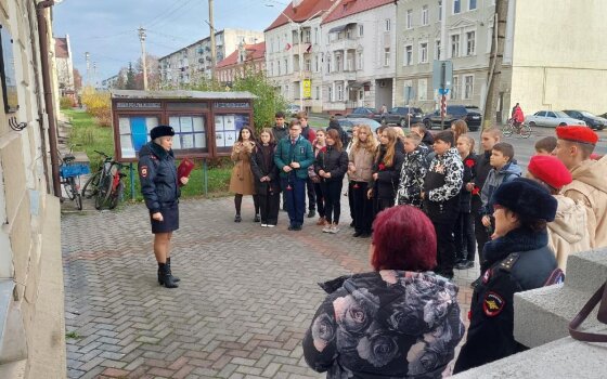 Школьники и юнармейцы возложили цветы к памятной доске полковника милиции Жиронкина