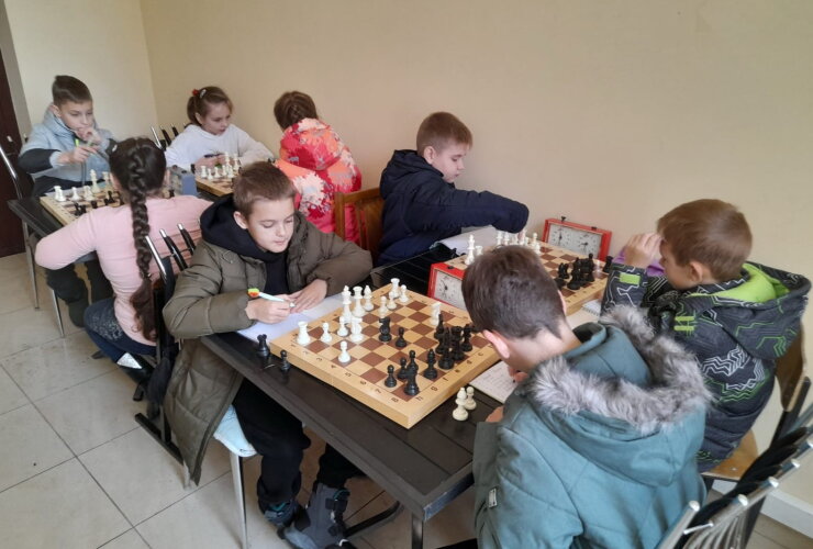 В Гусеве проходит первенство по шахматам среди школьников