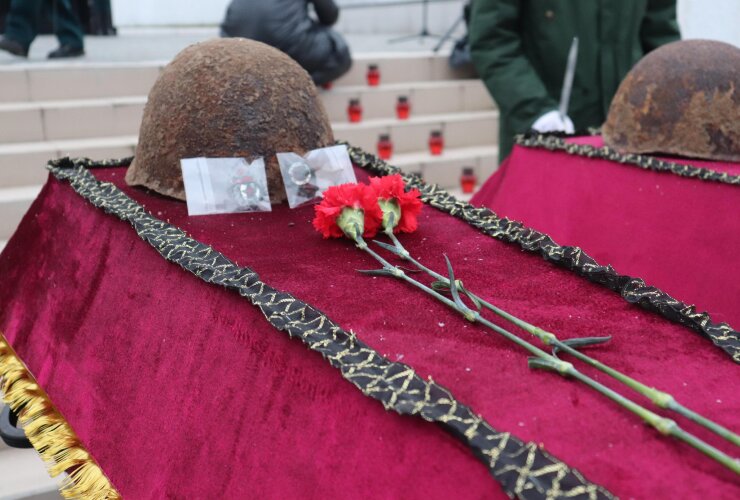 На братской могиле в Ольховатке захоронили останки бойцов Красной армии