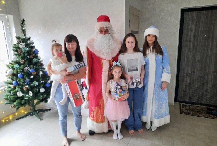 Александр Китаев в образе Деда Мороза исполнил желание двух маленьких жителей муниципалитета