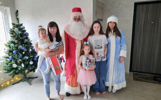 Александр Китаев в образе Деда Мороза исполнил желание двух маленьких жителей муниципалитета
