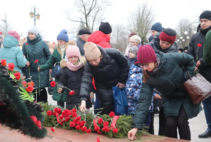 Гусевцы возложили цветы к памятнику Героя Советского Союза Сергея Ивановича Гусева