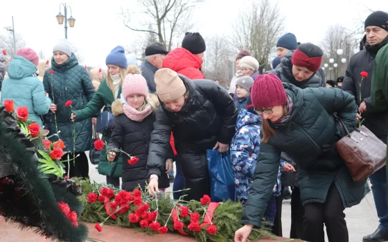 Гусевцы возложили цветы к памятнику Героя Советского Союза Сергея Ивановича Гусева