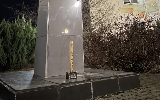 В Гусеве к памятнику Литовского классика возложили кувалду