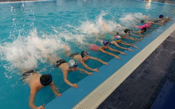 Гусевские каратисты проводят тренировки в бассейне