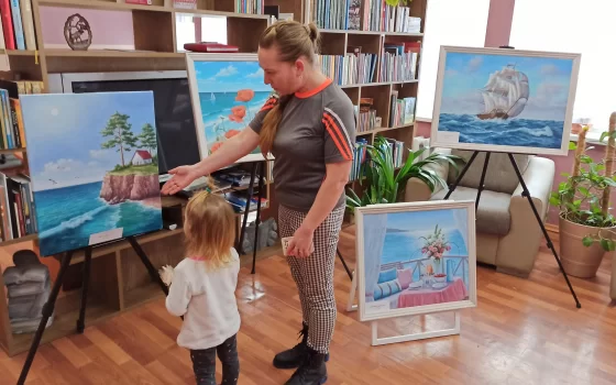 В гусевской библиотеке проходит выставка картин Веры Коноваловой