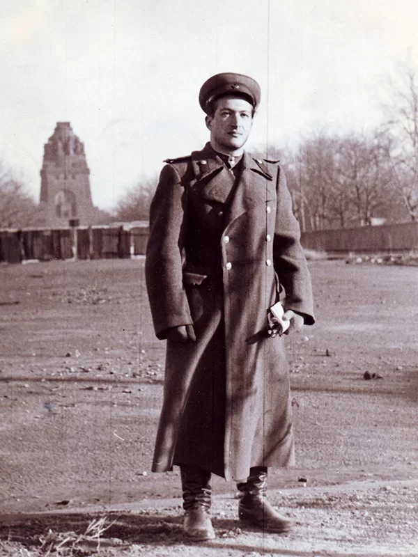 Старший лейтенант 26-й Гвардейской стрелковой дивизии Юрий Михайлович Чернов