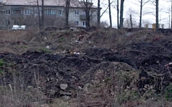 Строительный мусор и землю к третьей школе везут для выравнивания ландшафта