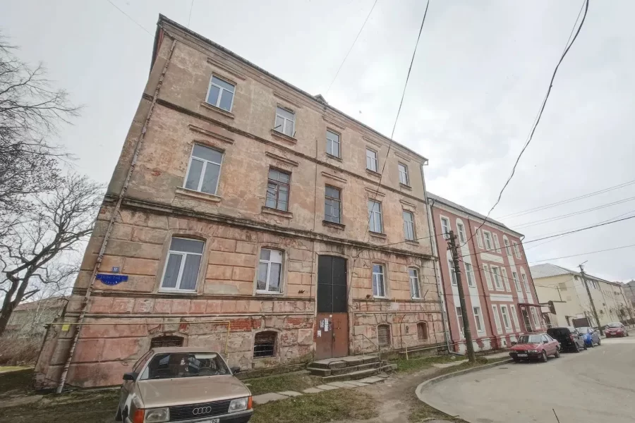 Старые фотографии не убедили фонд капремонта пересмотреть год строительства дома на Толстого