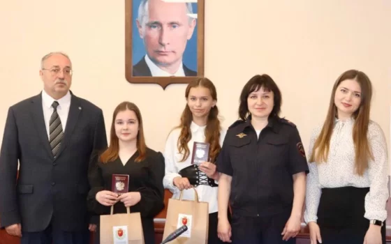В городской администрации торжественно вручили паспорта юным жителям Гусевского округа
