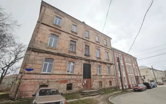 Старые фотографии не убедили фонд капремонта пересмотреть год строительства дома на Толстого