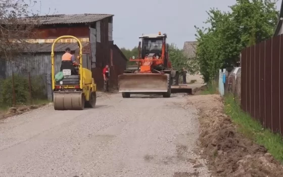 Впервые в Гусеве комплексный подход к ремонту дорог на селе