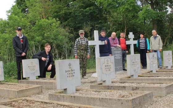 Гусевские волонтёры привели в порядок воинское захоронение возле Ольховатки