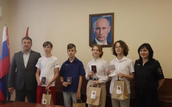 Александр Китаев в торжественной обстановке вручил паспорта юным жителям Гусевского округа