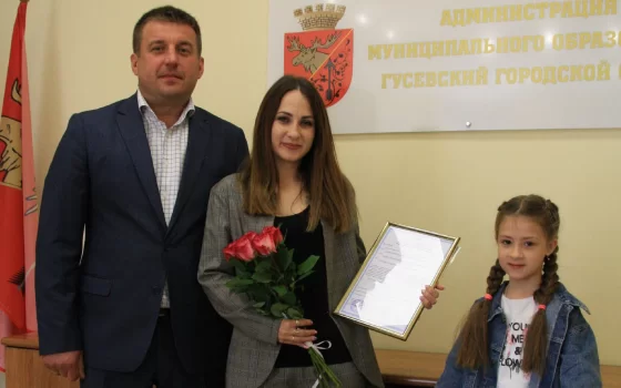 Александр Китаев вручил молодой семье сертификат на социальную выплату для приобретения жилья