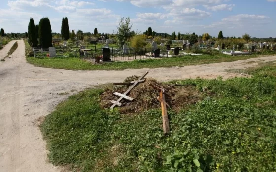 Очевидцы: на городском кладбище вандалы повредили десятки памятников