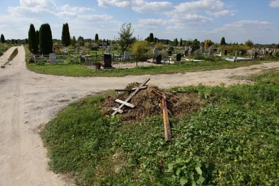 Очевидцы: на городском кладбище вандалы повредили десятки памятников