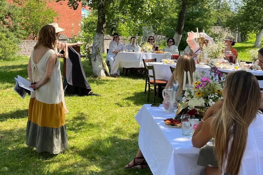 В Яблоневом саду городского музея прошёл «Завтрак в летнем саду»